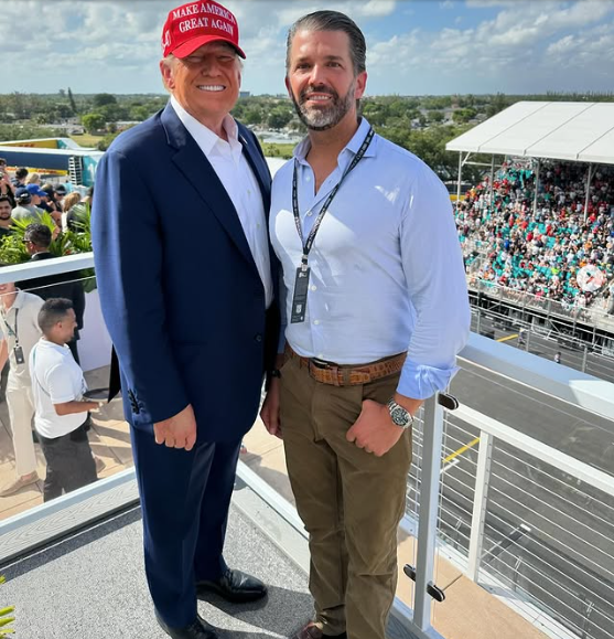 Donald Trump Jr., sinh năm 1977, là con trai cả của Tổng thống Trump. Theo Today, sau khi theo học tại Đại học Pennsylvania, Don Jr. đã gia nhập Tập đoàn Trump và hiện đang giữ chức vụ Giám đốc điều hành. Ảnh: Instagram.