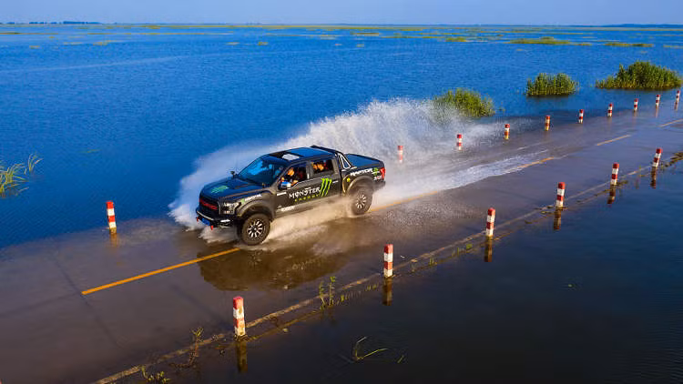 Theo Oddity Central, đường Yongwu, dài hơn 5 km, đi qua hồ Bà Dương - hồ nước ngọt lớn nhất Trung Quốc. Ảnh: CD.