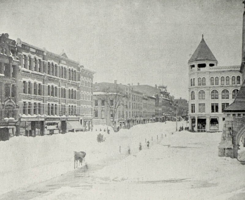 Holyoke, bang Massachusetts, sau trận bão tuyết.