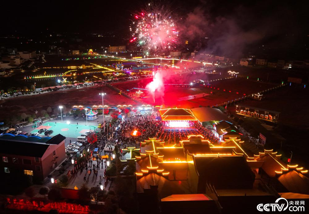 Pháo hoa rực rỡ trên bầu trời ở Trung Quốc. Ảnh: CCTV.