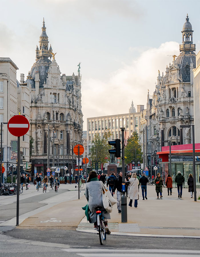 Theo Bored Panda, nước Bỉ từng lập kỷ lục về thời gian không có chính phủ với 594 ngày. Dù vậy, nước này không bị tội phạm "hoành hành". (Nguồn ảnh: BP)