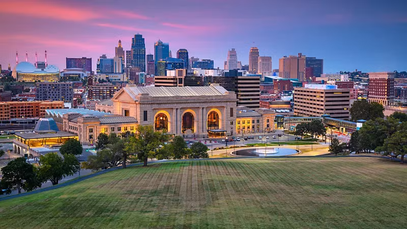 4. Thành phố Kansas, Missouri, Mỹ: Thành phố trước đây được gọi là "Paris của vùng đồng bằng" này đang bận rộn quảng bá nghệ thuật sáng tạo, đồng thời khởi động một kế hoạch phục hồi đô thị bao gồm các bảo tàng, khu giải trí và khách sạn mới.