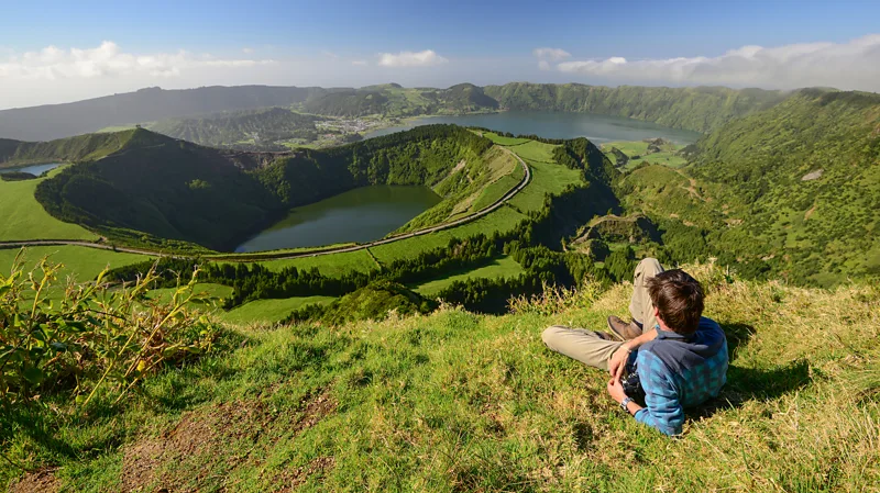 5. Quần đảo Azores: Nằm giữa Đại Tây Dương, cách Lisbon (Bồ Đào Nha) khoảng 1.500km về phía tây, quần đảo này là một trong những điểm đến biệt lập nhất của châu Âu và nổi tiếng với các suối nước nóng tự nhiên bốc hơi, hồ nước màu ngọc...