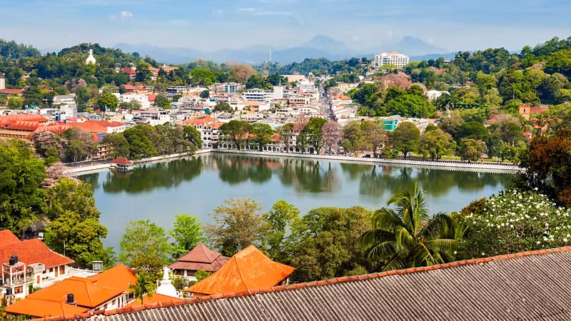 14. Sri Lanka: Từ những đồn điền trà trên đỉnh đồi mù sương và những chú voi hoang dã lang thang đến những ngôi đền cổ kính và bãi biển nhấp nhô, Sri Lanka chắc chắn là một quốc gia đáp ứng được nhiều tiêu chí của du khách.