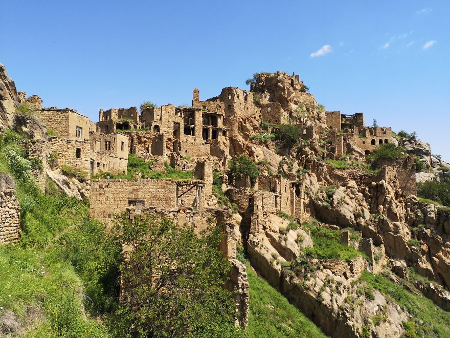 Vào những năm 1990, những người trẻ trong làng đã tìm đến thành phố để tìm việc làm khi việc kiếm sống ở quê nhà trở nên khó khăn.