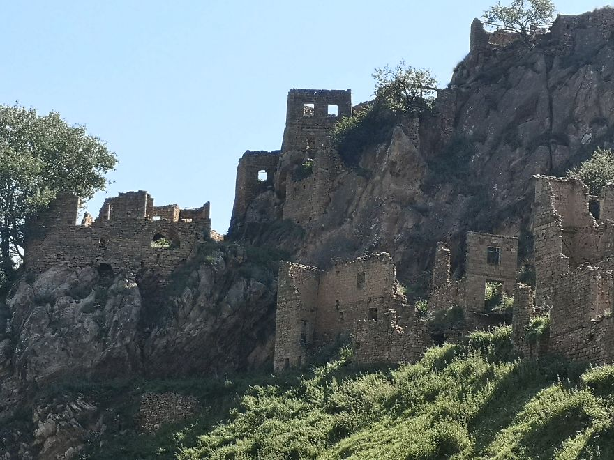 Sau một chuyến đi bộ qua những ngọn núi hùng vĩ, ngôi làng bị bỏ hoang Gamsutl sẽ hiện ra trước mắt bạn. (Nguồn ảnh: Bored Panda)