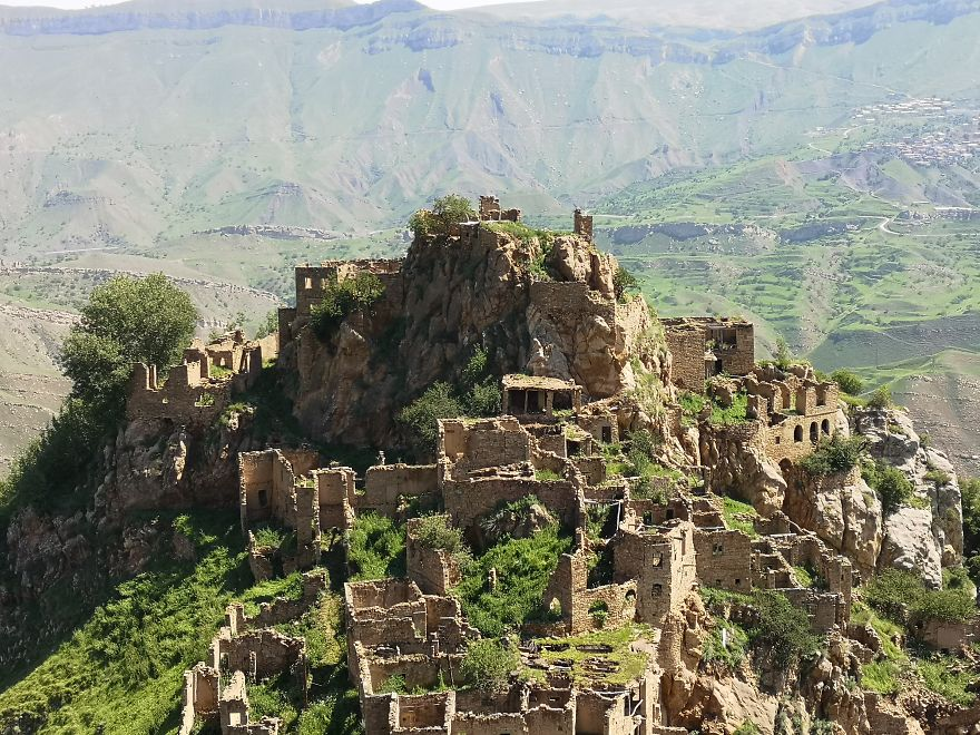 Tại ngôi làng bỏ hoang này, bạn có thể thoải mái đi bộ xung quanh các công trình đã bị hư hại theo thời gian, trong khi những chú đại bàng lao xuống từ phía trên.