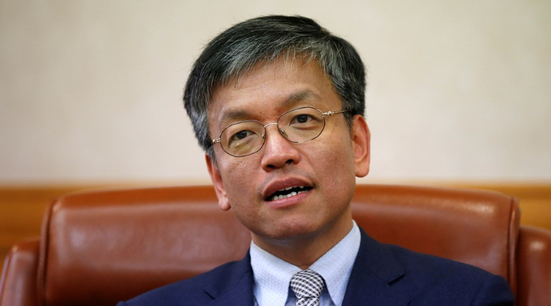 Ông Choi Sang Mok sinh năm 1963 tại Seoul. Ông lấy bằng cử nhân Luật tại Đại học Quốc gia Seoul và bằng Thạc sĩ của Đại học Cornell - Mỹ năm 1996. Ảnh: Reuters.