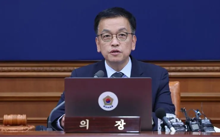 Ông Choi làm việc tại văn phòng Tổng thống Hàn Quốc từ năm 2014 -2016 trong chính quyền bà Park Geun Hye và giữ chức Thứ trưởng Tài chính trong khoảng thời gian 2016-2017. Ảnh: JPC.