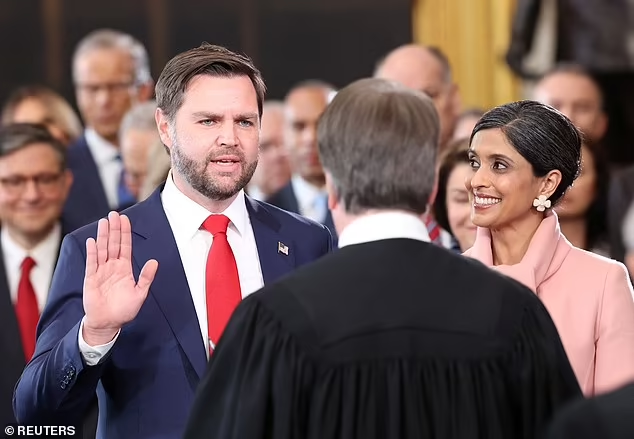 Ông JD Vance cũng đã tuyên thệ nhậm chức Phó Tổng thống Mỹ trước sự chứng kiến của Thẩm phán Tòa án Tối cao Brett Kavanaugh. Ảnh: Reuters.