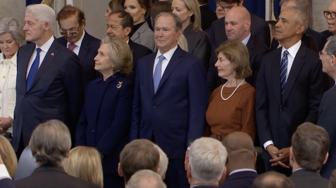 Từ trái qua phải: Cựu Tổng thống Bill Clinton và phu nhân Hillary Clinton, cựu Tổng thống George W. Bush và phu nhân Laura Bush, cựu Tổng thống Barack Obama dự lễ nhậm chức của ông Trump. Ảnh chụp màn hình.