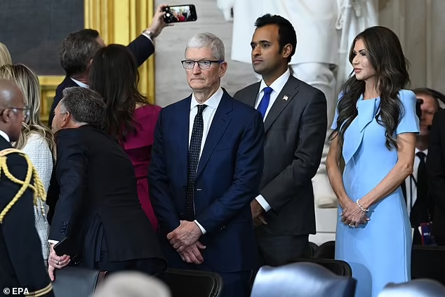 Tổng giám đốc điều hành Apple Tim Cook (ở giữa) đứng ngay cạnh Thống đốc Nam Dakota Kristi Noem (bên phải mặc áo xanh) - người được ông Trump đề cử làm người đứng đầu Bộ An ninh Nội địa - tại lễ nhậm chức. Ảnh: EPA.