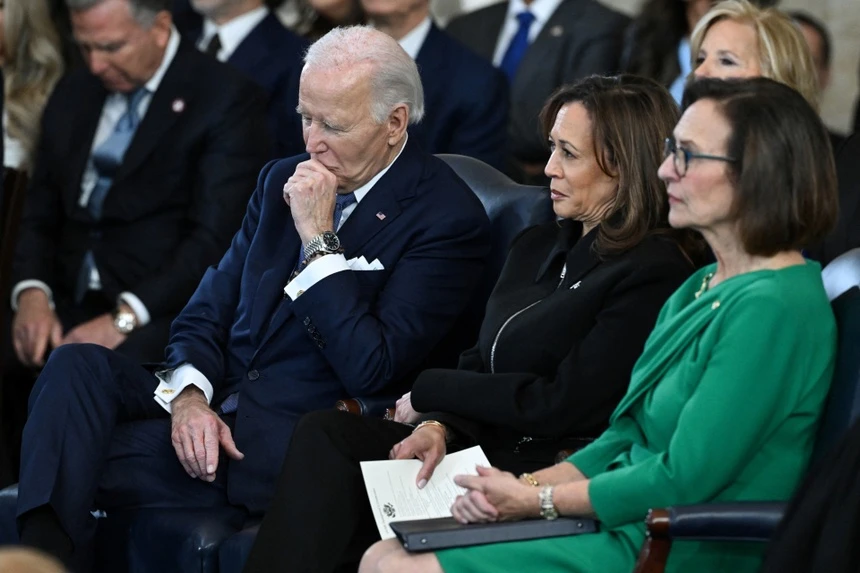 Cựu Tổng thống Mỹ Joe Biden và cựu Phó Tổng thống Kamala Harris theo dõi ông Donald Trump phát biểu sau khi tuyên thệ nhậm chức tổng thống Mỹ thứ 47 tại Điện Capitol ngày 20/1. Ảnh: Reuters.
