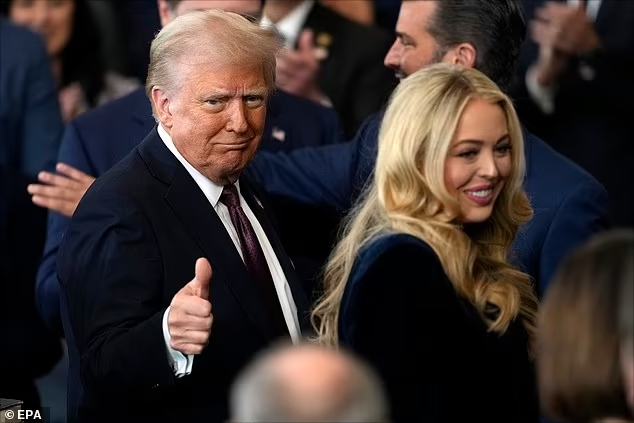 Ngoài ra, ông Trump tuyên bố ông sẽ ký một loạt sắc lệnh hành pháp ngày trong ngày 20/1. Ảnh: Ông Trump và con gái Tiffany trong lễ nhậm chức. Ảnh: EPA.