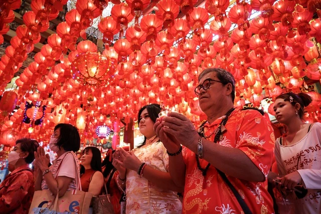 Người dân cầu nguyện tại phố người Hoa ở Bangkok, Thái Lan, ngày 28/1. Ảnh: Reuters.