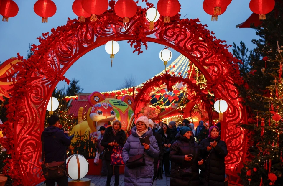 Khu phố được trang trí với đèn lồng đỏ ở Moscow, Nga, ngày 28/1. Ảnh: Reuters.