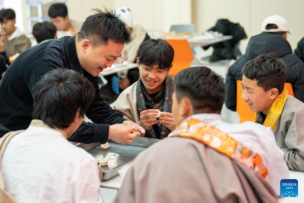 Học sinh từ Khu tự trị Tây Tạng chuẩn bị bữa cơm tất niên cùng giáo viên tại một trường công nghệ ở huyện Phi Đông, Hợp Phì, tỉnh An Huy, miền đông Trung Quốc, hôm 28/1/2025. Ảnh: Xinhua.
