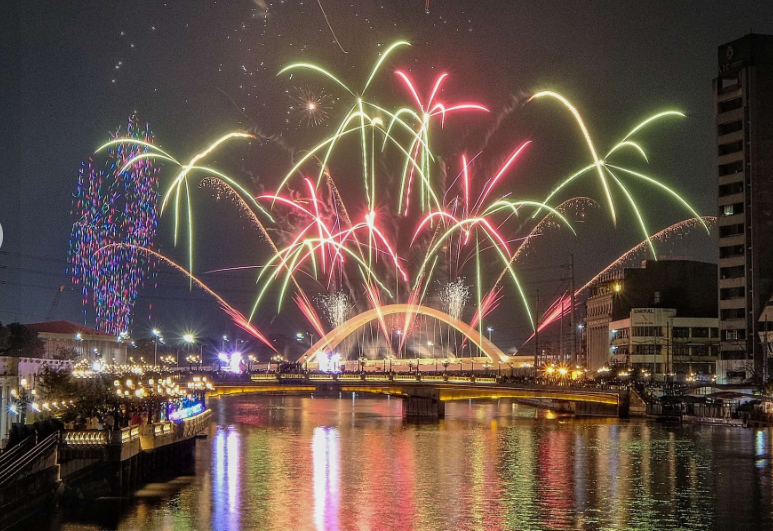Pháo hoa thắp sáng bầu trời đêm Giao thừa ở Manila. Ảnh: Ryan Baldemor/The Philippine STAR/FB.