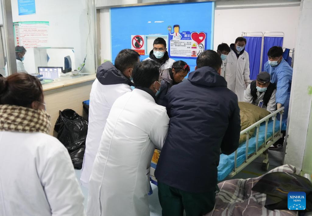 Các nhân viên y tế đang điều trị cho những người bị thương trong trận động đất tại Tây Tạng ngày 7/1. Ảnh: Xinhua.