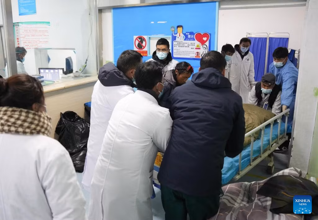 Các nhân viên y tế đang điều trị cho những người bị thương trong trận động đất tại Tây Tạng ngày 7/1. Ảnh: Xinhua.