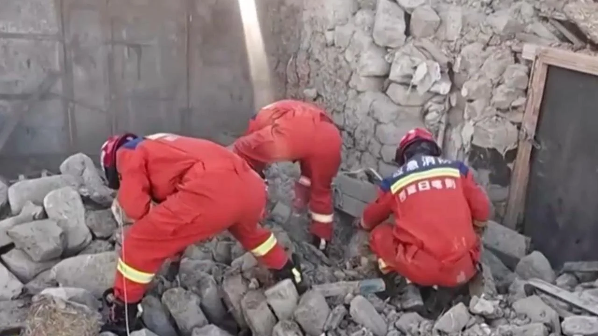 Truyền thông Trung Quốc cũng đưa tin rằng tính đến 10 giờ sáng giờ địa phương, nhiều cơn dư chấn đã được ghi nhận, trong đó cơn dư chấn mạnh nhất có cường độ 4,4 độ. Ảnh: Xinhua.