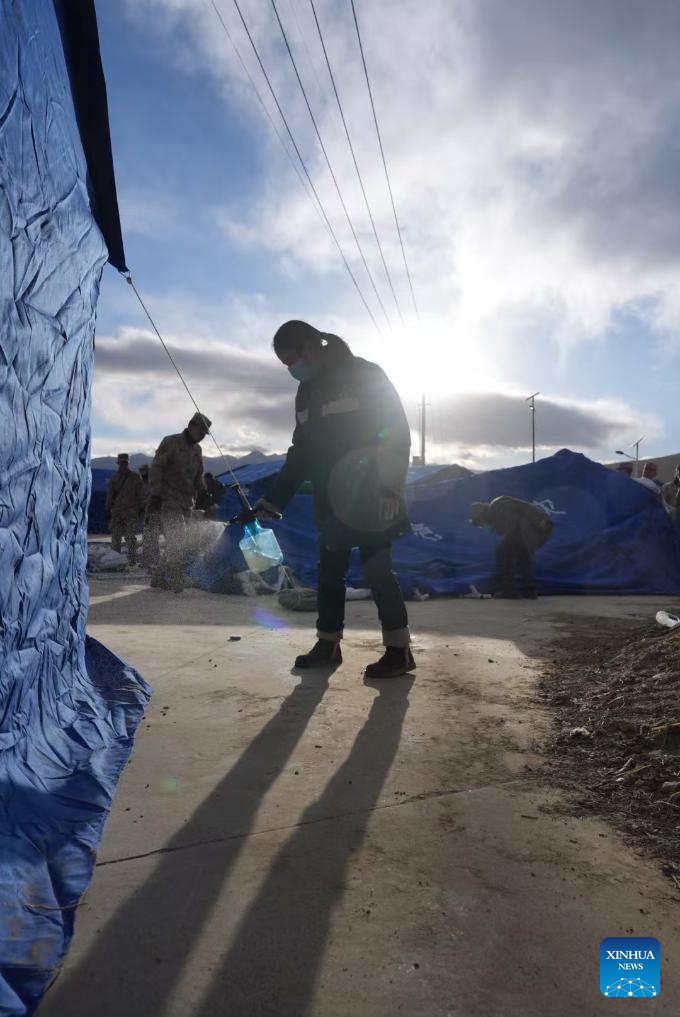 Một nhân viên tiến hành khử trùng tại một ngôi làng ở thị trấn Changsuo, Tây Tạng, ngày 7/1. Ảnh: Xinhua.