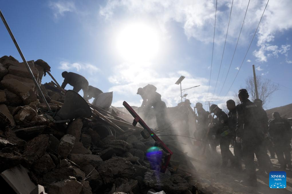 Video do CCTV đăng tải cho thấy nhiều mảnh vỡ của các tòa nhà nằm rải rác trên đường phố và những chiếc ô tô bị đè bẹp. Ảnh: Xinhua.