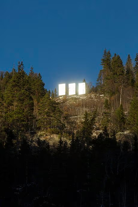 Theo trang web du lịch của Na Uy, ý tưởng này đã được Martin Andersen, một nghệ sĩ và là cư dân của thị trấn, tiếp tục thực hiện vào năm 2005. Năm 2013, chiếc gương chính thức được lắp đặt. Ảnh: The Guardian.