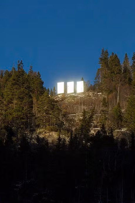 Theo trang web du lịch của Na Uy, ý tưởng này đã được Martin Andersen, một nghệ sĩ và là cư dân của thị trấn, tiếp tục thực hiện vào năm 2005. Năm 2013, chiếc gương chính thức được lắp đặt. Ảnh: The Guardian.