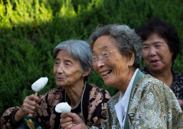 Trong ảnh, những người phụ nữ vừa ngồi ăn kem vừa trò chuyện vui vẻ trong công viên ở Bình Nhưỡng, Triều Tiên, ngày 9/9/2012. (Nguồn ảnh: Getty)