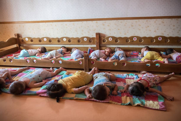 Các em nhỏ ngủ trong phòng dành cho trẻ em tại nhà máy tơ lụa Kim Jong Suk ngày 21/8/2018. Những đứa trẻ này là con của các công nhân làm việc tại nhà máy.