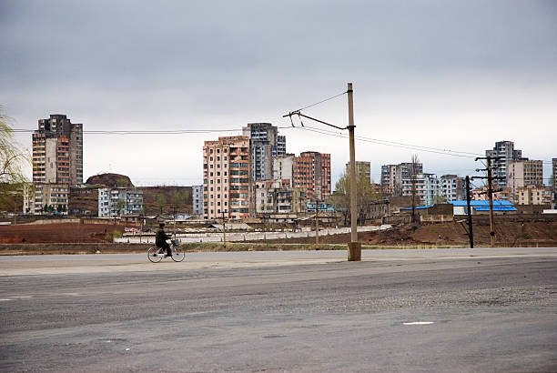 Người dân đạp xe trên con phố vắng vẻ ở Nampo năm 2007.