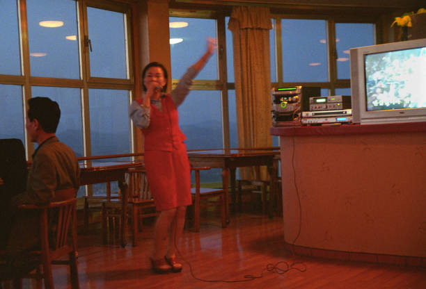 Nữ nhân viên phục vụ hát tại nhà hàng tháp truyền hình ở Bình Nhưỡng ngày 30/4/2005.