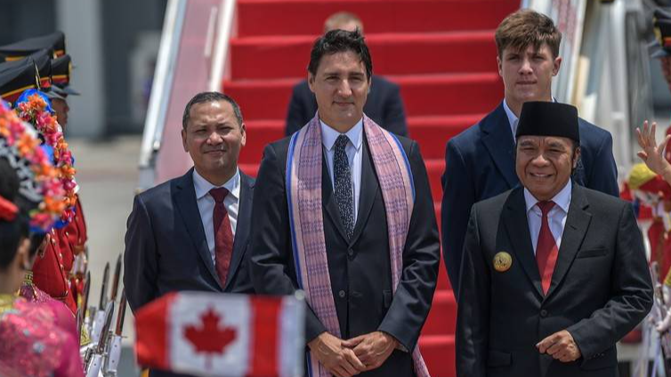 Thủ tướng Trudeau và con trai cả, Xavier, trong chuyến thăm Indonesia. Ảnh: Suara.com.