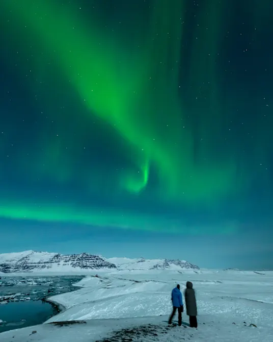 Reykjavík, Iceland: Bạn có thể khám phá cảnh quan núi lửa tuyệt đẹp, mạch nước phun trào và các sông băng rộng lớn. Đây cũng là địa điểm lý tưởng đến ngắm cực quang phương bắc. Ảnh: re.is.
