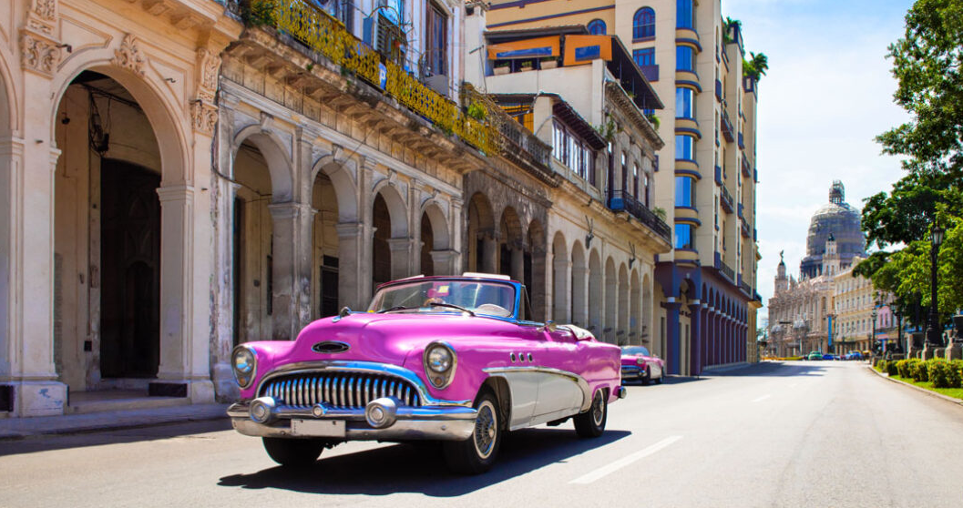 La Habana, Cuba: Tại đây, bạn có thể khám phá những con phố lát đá cuội đẹp như tranh vẽ với những chiếc xe cổ điển, thưởng thức hải sản trên những bãi biển rợp bóng cọ, lặn biển để khám phá thế giới dưới nước đầy màu sắc với những rạn san hô,...Ảnh: LC.