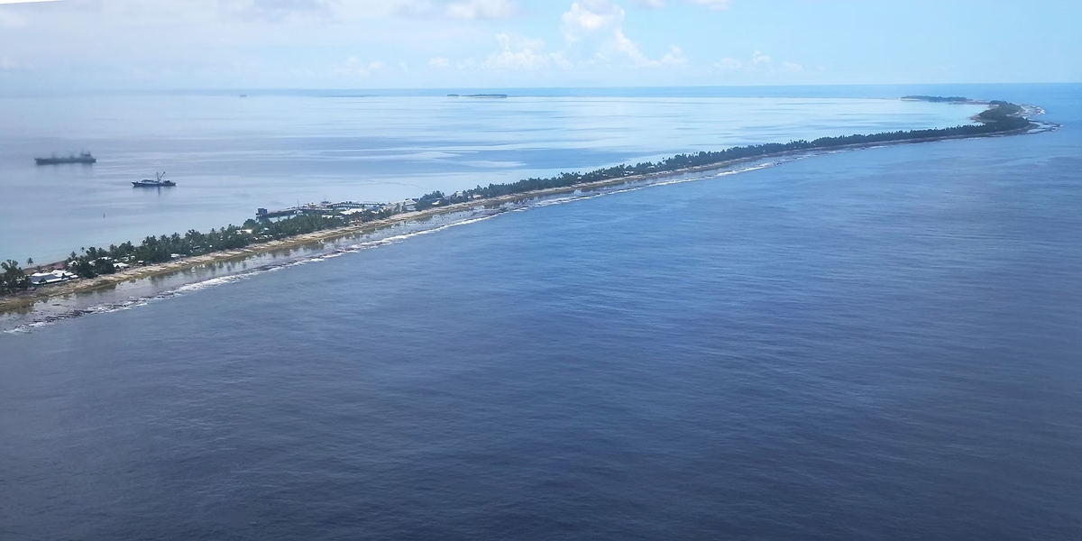 Funafuti, hòn đảo chính của Tuvalu, là nơi sinh sống của phần lớn dân số cả nước.