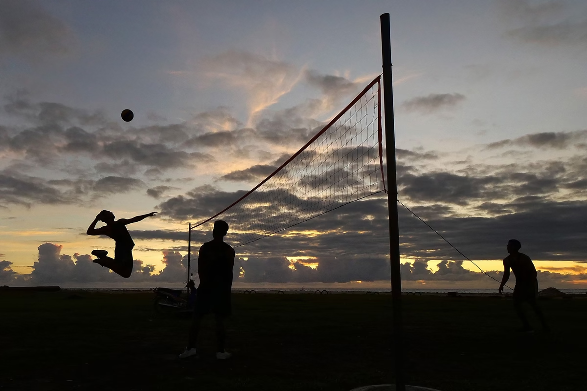 Thể thao đóng vai trò rất lớn trong cuộc sống hàng ngày ở Tuvalu. Bóng chuyền, bóng rổ và bóng đá được chơi trên đường băng sân bay vào mỗi buổi tối tại thủ đô Funafuti.