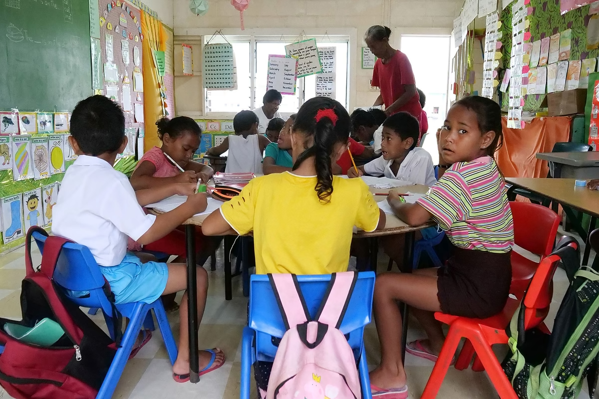 Trường tiểu học Nauti, nơi trẻ em học bằng tiếng mẹ đẻ và tiếng Anh, là một trong hai trường trên đảo chính.