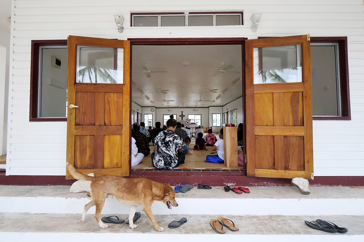 Có nhiều nhà thờ ở Funafuti, và mọi người thường đi bộ đến nhà thờ địa phương để tham dự các buổi lễ vào sáng Chủ Nhật.