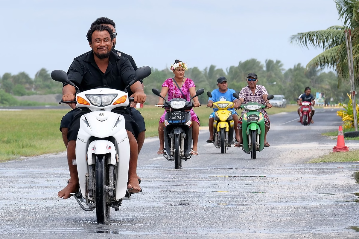 Xe máy là phương tiện di chuyển chính ở Funafuti, như có thể thấy trong bức ảnh được chụp năm 2018 này.