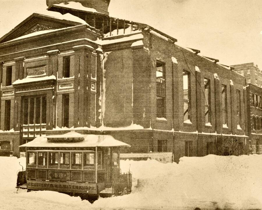 Hình ảnh sau trận bão tuyết năm 1888 ở Springfield, bang Massachusetts.