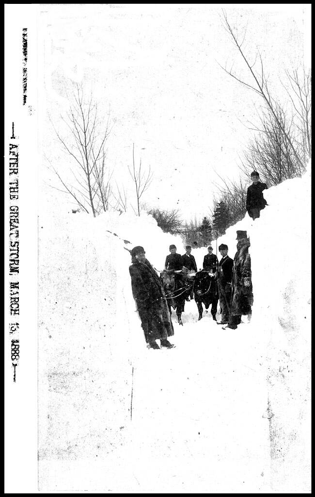 Trận bão tuyết chết chóc năm 1888 sau đó đã thúc đẩy việc xây dựng cơ sở hạ tầng ngầm ở các thành phố lớn như New York, vì thảm họa này đã làm nổi bật những thiếu sót trong cơ sở hạ tầng trên mặt đất. Ảnh: Một tấm bưu thiếp từ thời đó có nội dung "Sau cơn bão lớn năm 1888".