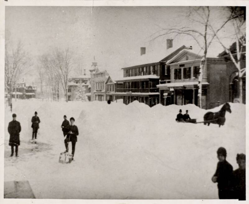 Tuyết phủ kín các thành phố và thị trấn dọc theo Bờ Đông.