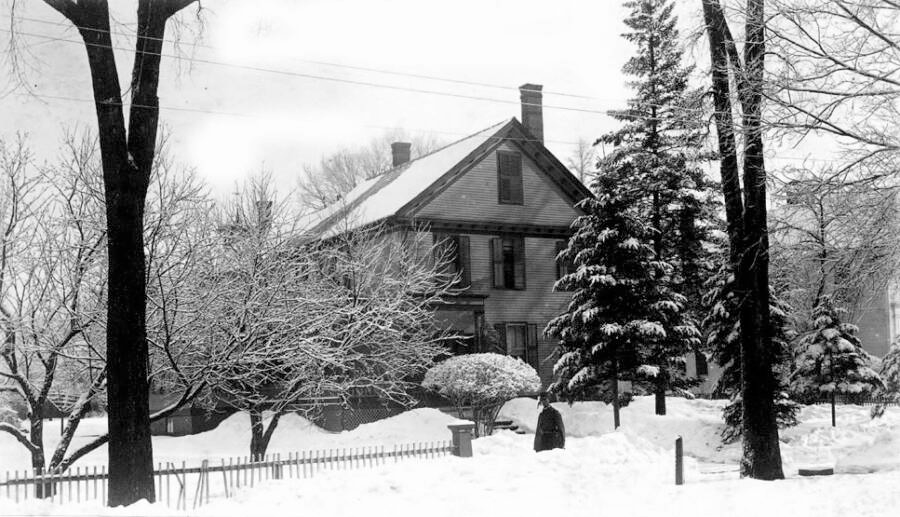 Một nơi cư trú của nhiếp ảnh gia sau trận bão tuyết năm 1888.