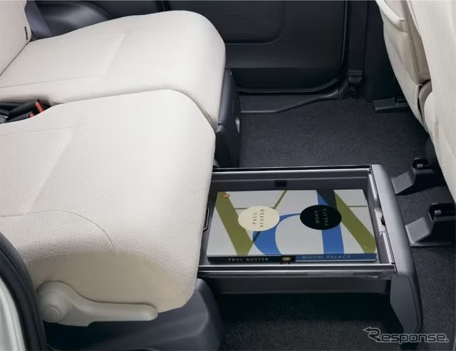 Các chỉ số này cũng xấp xỉ với các chỉ số động cơ của minivan với dung tích 660 cc, công suất 64 mã lực. Đi kèm với động cơ nhỏ là bộ hộp số vô cấp CVT, cùng tùy chọn cấu hình dẫn động bánh trước hoặc bánh sau.