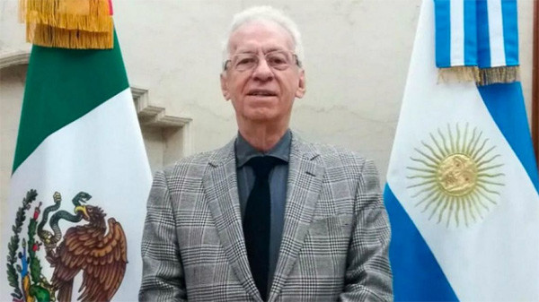 Dai su Mexico lay trom ao tai san bay va cai ket dang