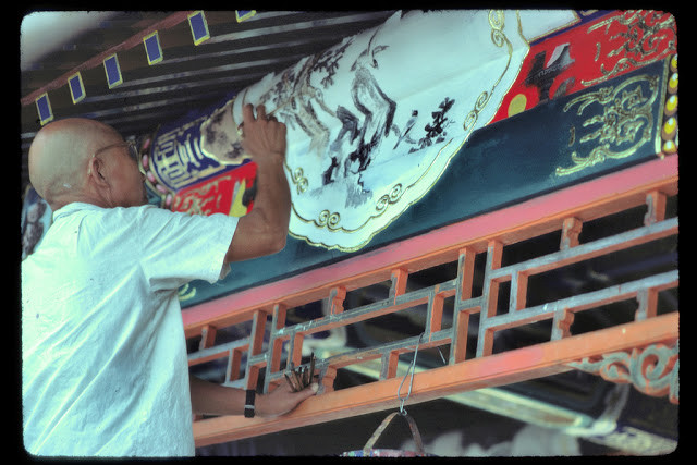 Một người thợ đang làm công việc trùng tu tại Di Hòa Viên - 1978.