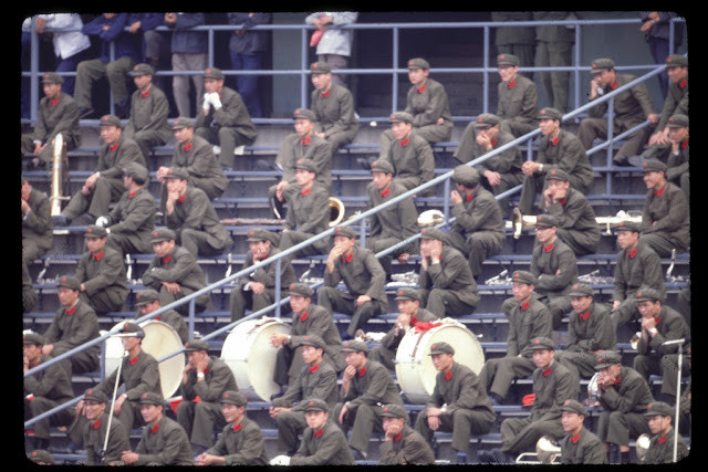 Một ban nhạc trên khán đài một sân vận động tại Bắc Kinh - 1978.