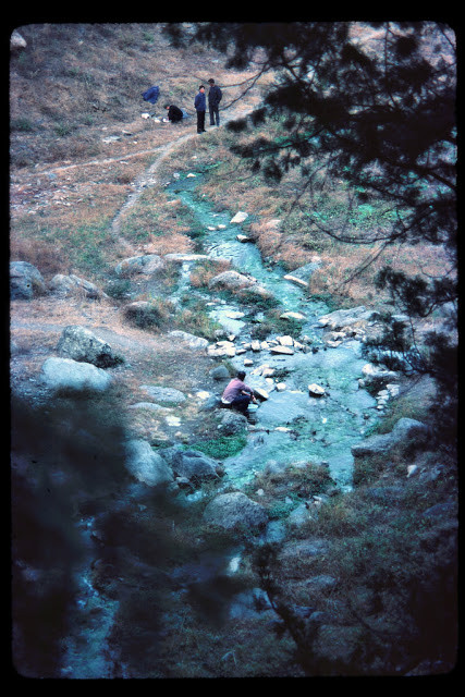 Phía ngoài Di Hòa Viên - 1978. Di Hòa Viên hay còn được biết đến là Cung điện Mùa hè là một địa điểm tham quan nổi tiếng tại Bắc Kinh.
